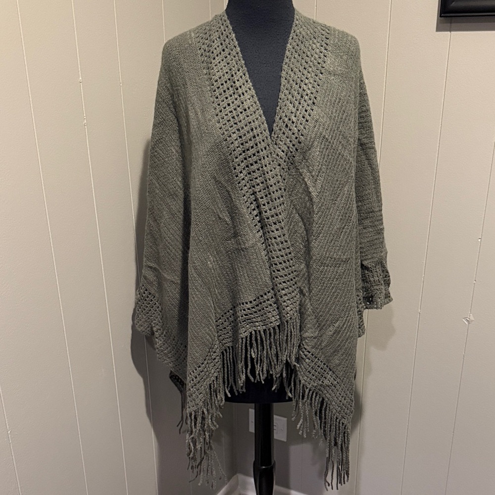 Collectioneighteen Chic Women's One Size Gray Knit Poncho with Fringe